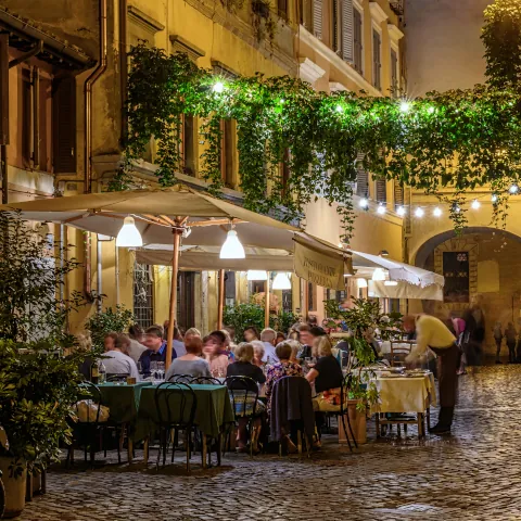 Calle de Roma de noche con restaurante