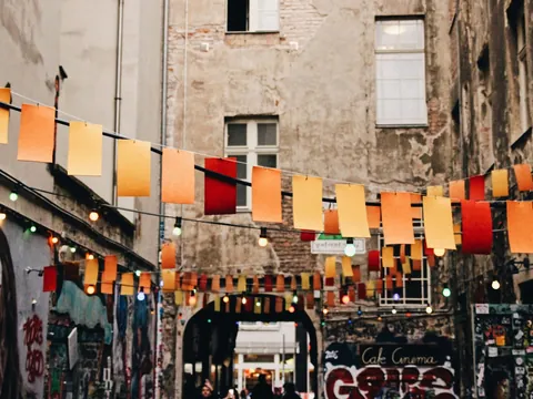 Guirnaldas de colores y grafitis en el callejón artístico de Mitte, Berlín.