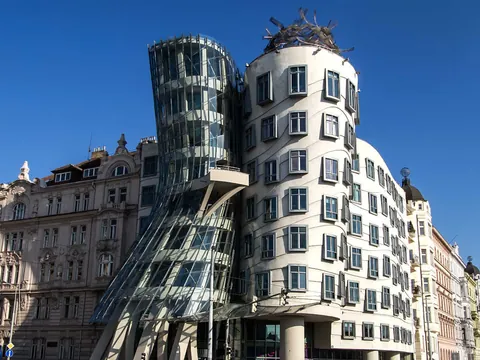 La peculiar Casa Danzante, un hito de arquitectura moderna en Praga.