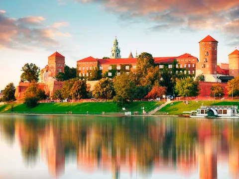 Vista del Castillo de Wawel reflejado en el río Vístula al atardecer en Cracovia