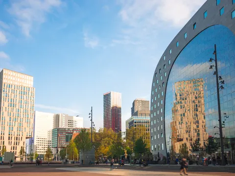Vista de la plaza frente al Markthal de Róterdam, Países Bajos.