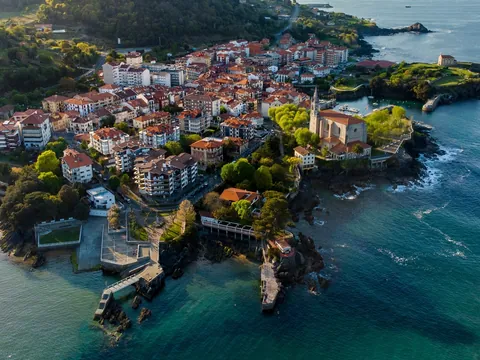 Vista aérea costera del pueblo de Mundaka y la iglesia de Santa María en Vizcaya