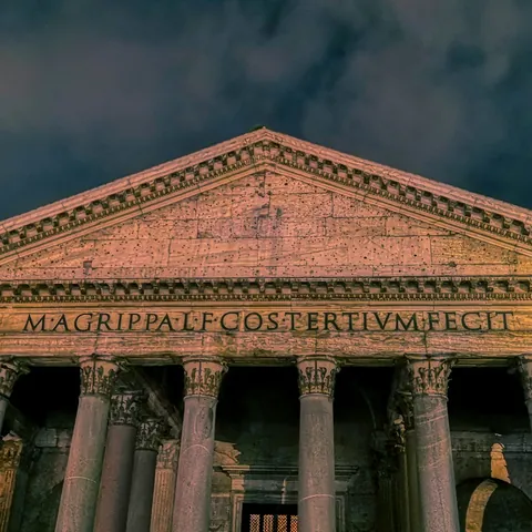 Fachada iluminada del Panteón de Agripa en Roma.