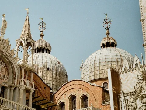 Cúpulas y fachada de la Basílica de San Marcos en Venecia