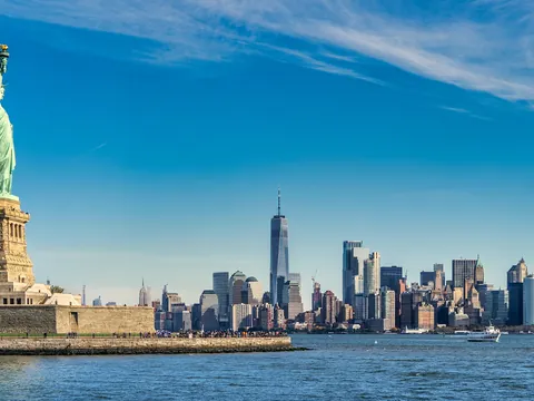 Estatua de la Libertad con skyline de Manhattan desde Liberty Island, Nueva York