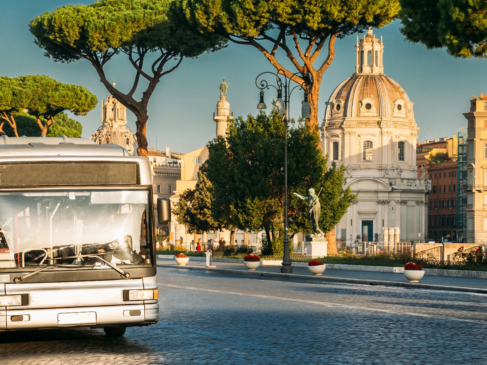 Turistas en un autobús por Roma-Cómo moverse en transporte público en Roma-Buendiatours