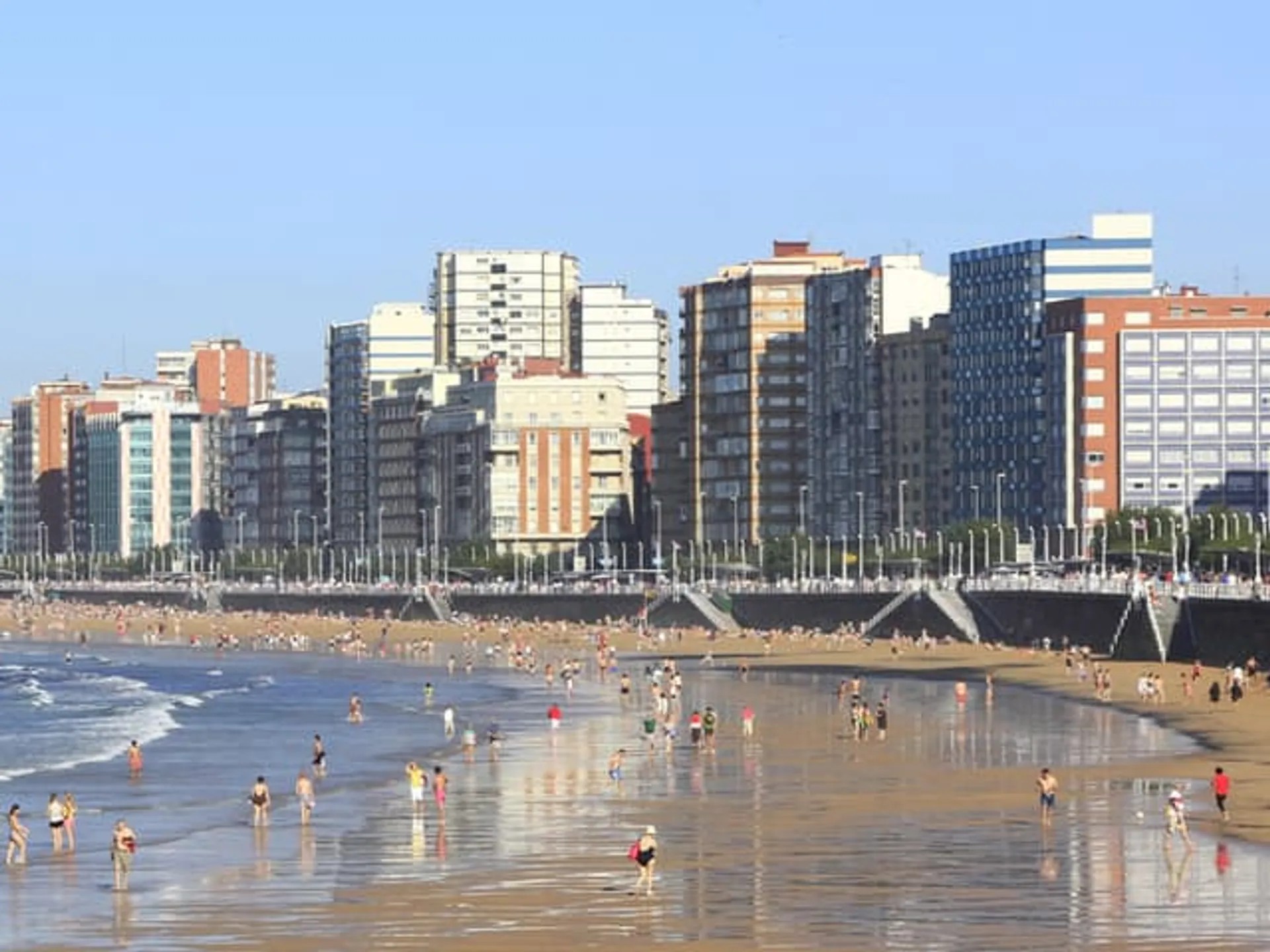 Playa de San Lorenzo en Gijón - Qué ver en Gijón - Monumentos Principales - Guía de Viajes Gijón - Buendía Tours