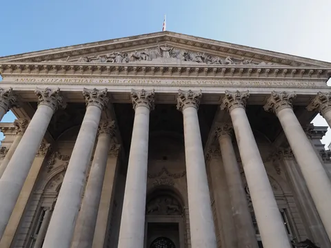 Con su imponente fachada, el Royal Exchange representa el pasado comercial de Londres con elegancia.