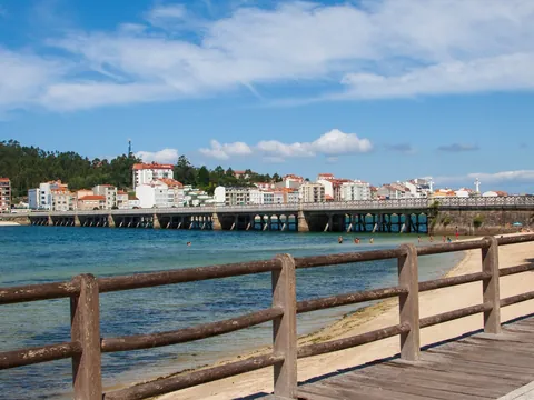 Puente que une O Grove con la Isla de la Toja visto desde el paseo marítimo