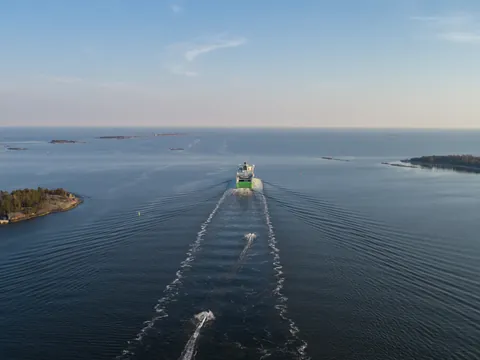Un ferry cruza el Golfo de Finlandia al atardecer, regresando desde Helsinki a Tallin al finalizar la excursión.