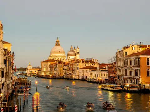 Atardecer sobre el Gran Canal con la Basílica della Salute en Venecia