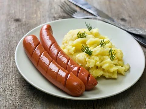 Salchicha con puré de patata - Comida típica de Brujas - Comer en Brujas - Guía de viaje Brujas - Buendía Tours
