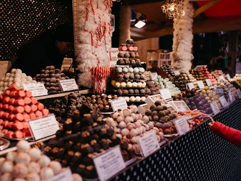 Pirámides de truffles y dulces en un puesto del Mercado de Navidad de Budapest.
