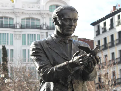 La presencia de la estatua de Federico García Lorca subraya la conexión del barrio con la literatura y las artes.