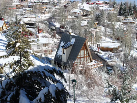 Casas del pueblo de montaña de Farellones.