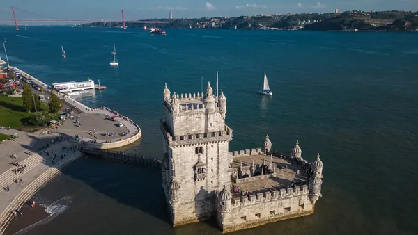 Paseos en barco en Lisboa para elegir entre navegación clásica, veleros y experiencias al atardecer