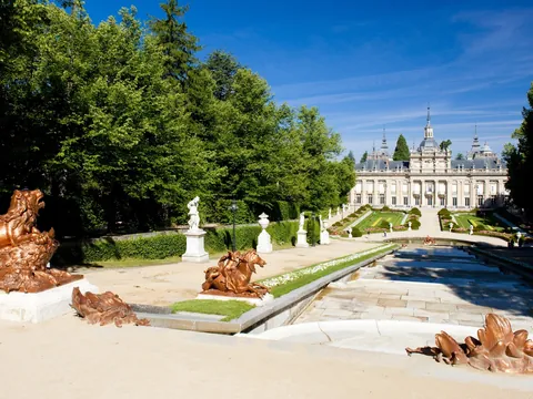 Vista del Palacio de la Granja de San Ildefonso tras la cascada de fuentes