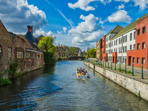 Descubre cómo se ve Gante viajando por sus canales.