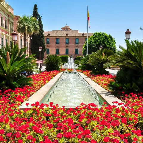 Fuentes y flores rojas Plaza del Cardenal Belluga de Murcia