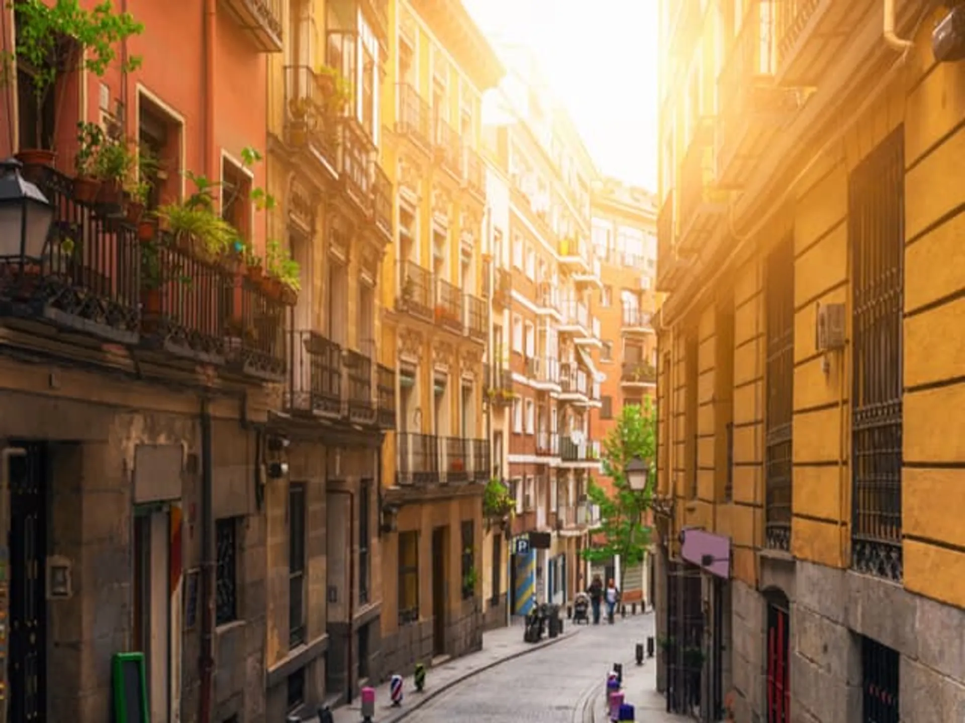 Calle de un barrio típico de Madrid-Los escenarios de la Serie Valeria de Netflix- Blog Buendía Tours