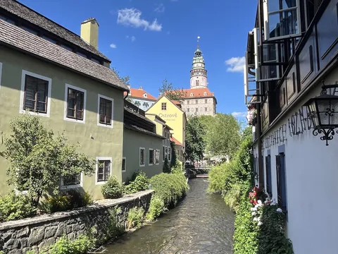 Canal Polecnice, río Moldava y torre del castillo Český Krumlov, República Checa