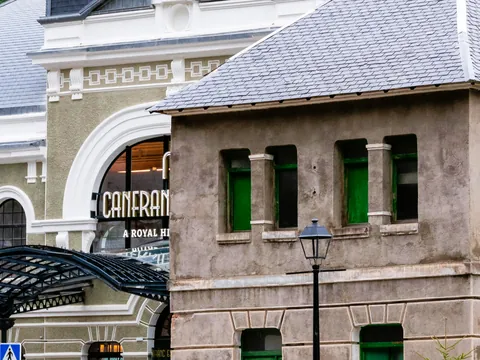 Edificios de la Estación Internacional de Canfranc y el Canfranc A Royal Hideaway Hotel, contrastando estilos arquitectónicos
