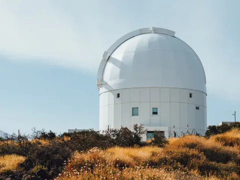 Telescopio del Observatorio del Teide en un día despejado, Tenerife