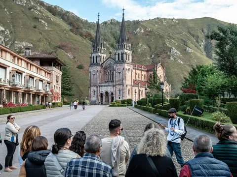 Excursión a Lagos de Covadonga, Cangas de Onís y Lastres desde Oviedo con buendía