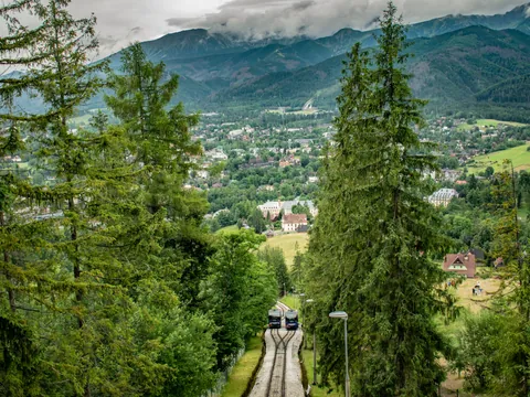 Funicular subiendo al monte Gubałówka con vistas de Zakopane, Polonia