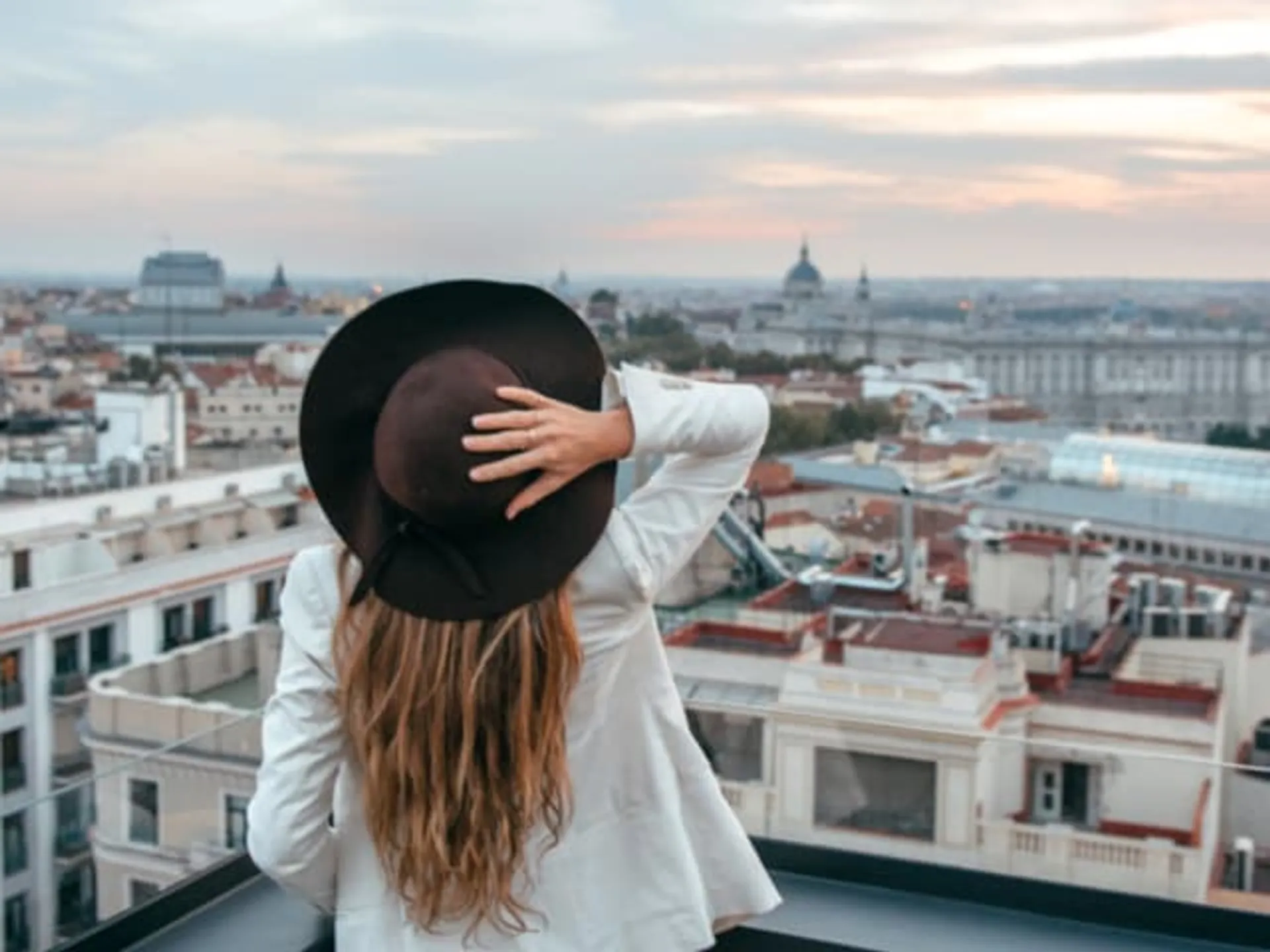 Mujer disfrutando de las vistas desde una azotea de Madrid-Los escenarios de la Serie Valeria de Netflix- Blog Buendía Tours