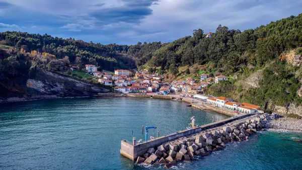 Qué puedes hacer en Llanes entre el mar Cantábrico, los Picos de Europa y las playas más salvajes de Asturias