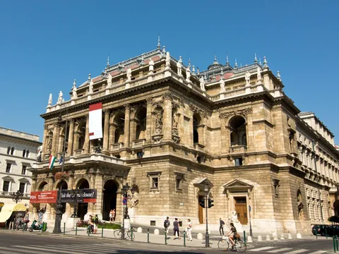 Desde el autobús contemplaremos la fachada del edificio de la Ópera.