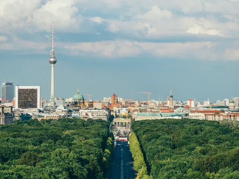 Panorámica de Berlín con la torre de televisión y el parque Tiergarten al frente