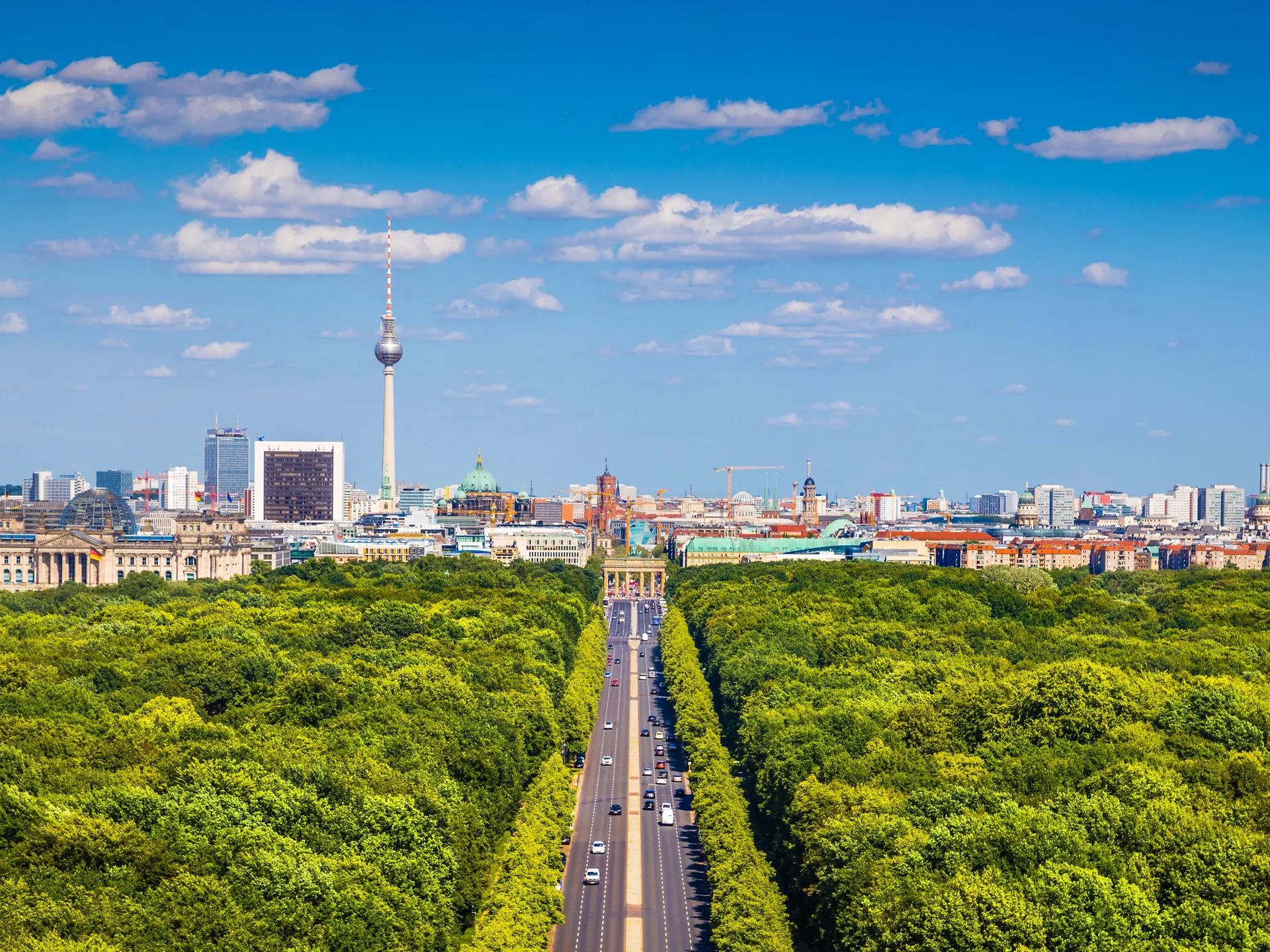 Vista aérea de la ciudad de Berlín, autopista y bosque a sus laterales