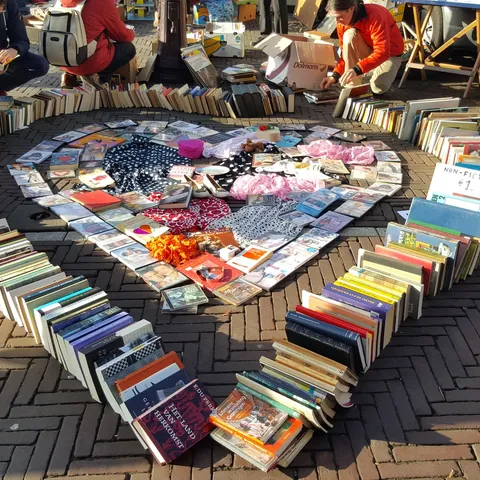 Puesto en el Mercado Waterlooplein-Ámsterdam que ver-Guía de viaje