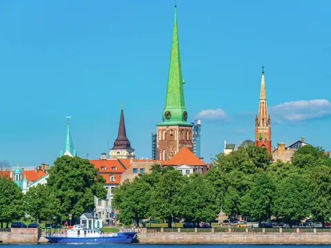 Pasearemos por el casco antiguo de Riga junto a un guía local.