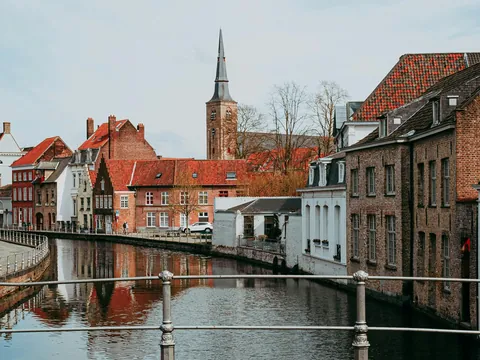 Vista del canal y casas en Brujas, Bélgica
