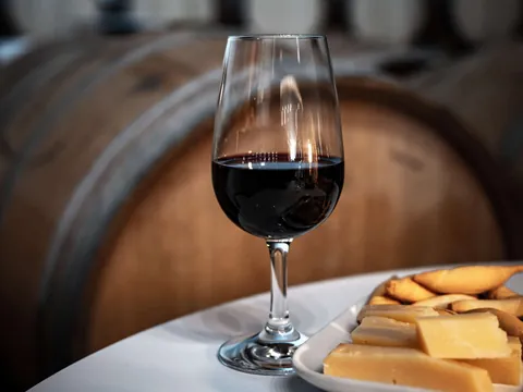Copa de vino tinto con queso en bodega de La Rioja durante cata