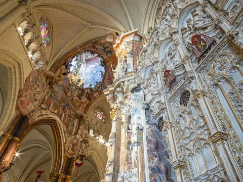 La arquitectura de la catedral es predominantemente gótica, aunque también incorpora elementos de otros estilos debido a su largo período de construcción.