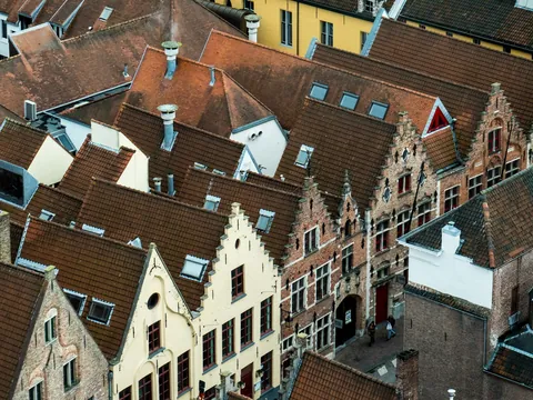 Vista aérea de los tejados y fachadas medievales del centro histórico de Brujas, Bélgica