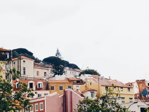 Casas en Lisboa y murallas del Castillo de San Jorge.