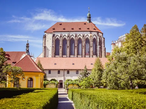 Jardines Franciscanos con vista al templo gótico en Praga, República Checa