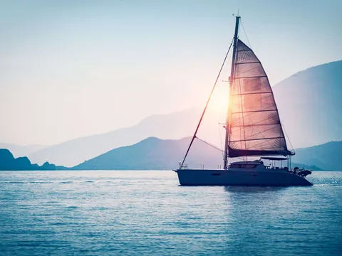 Paseo en catamarán al atardecer desde Málaga