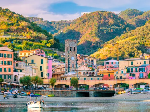 Llegarás a Monterosso al Mare en tren, la perla de las Cinque Terre, para coger el Barco.