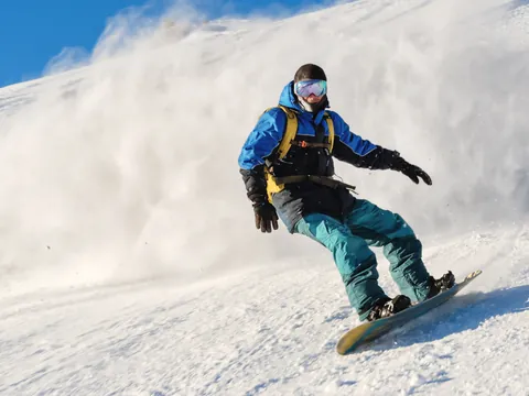 Snowboarder descendiendo con equipo moderno en Fuentes de Invierno, Asturias