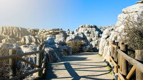 Sendero entre formaciones de roca caliza en el Torcal de Antequera