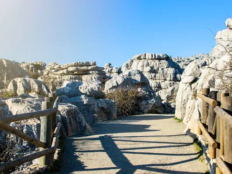Sendero entre formaciones de roca caliza en el Torcal de Antequera
