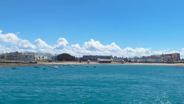 La bahía de Cádiz vista desde el catamarán Pura Vida