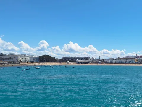 La bahía de Cádiz vista desde el catamarán Pura Vida