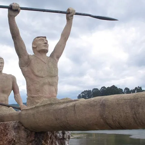 Escultura de una piragua de dos personas en la llegada del Descenso del Sella en Ribadesella, Asturias